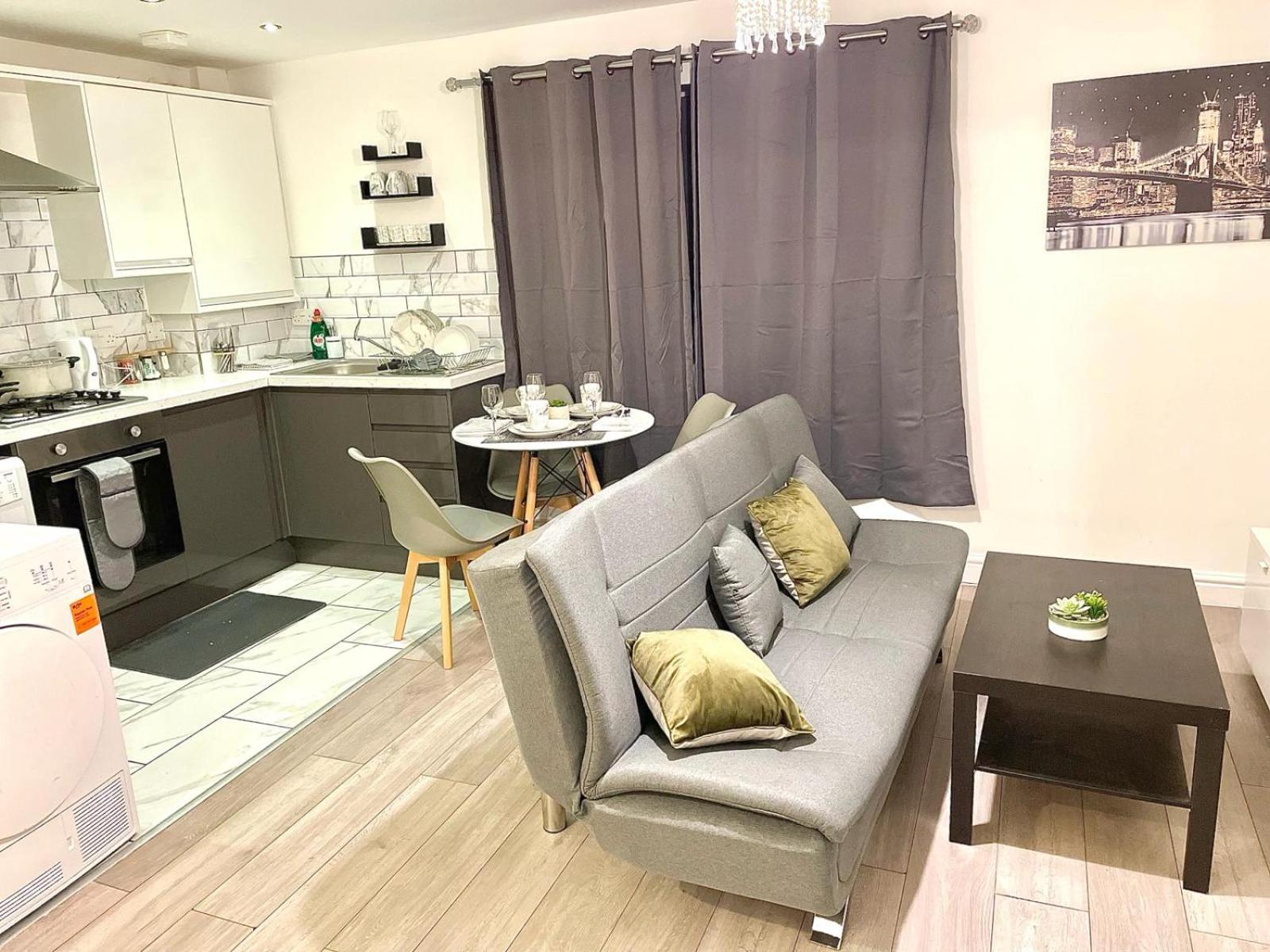 Lovely Modern 3 Bedroom House Doncaster, Family Contractor Friendly, Sleeps 6 view 4