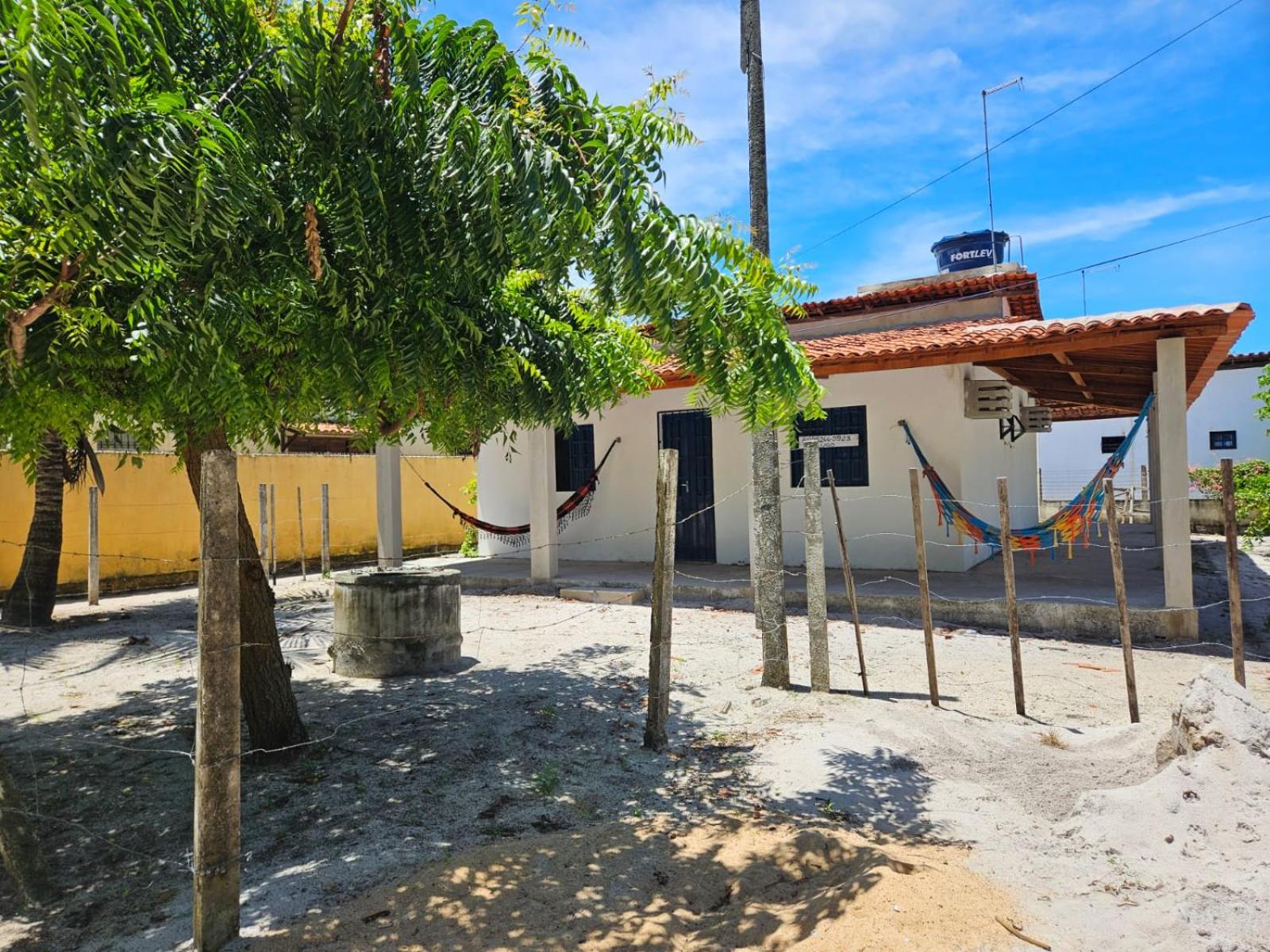 Aconchegante casa perto da praia da Enseada dos Golfinhos OBS não é Jaguaribe
