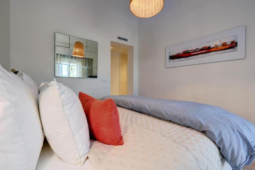 Beautiful penthouse overlooking marina channels
