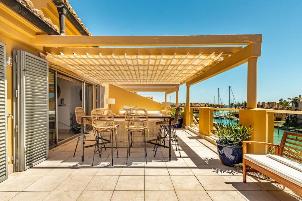 Beautiful penthouse overlooking marina channels