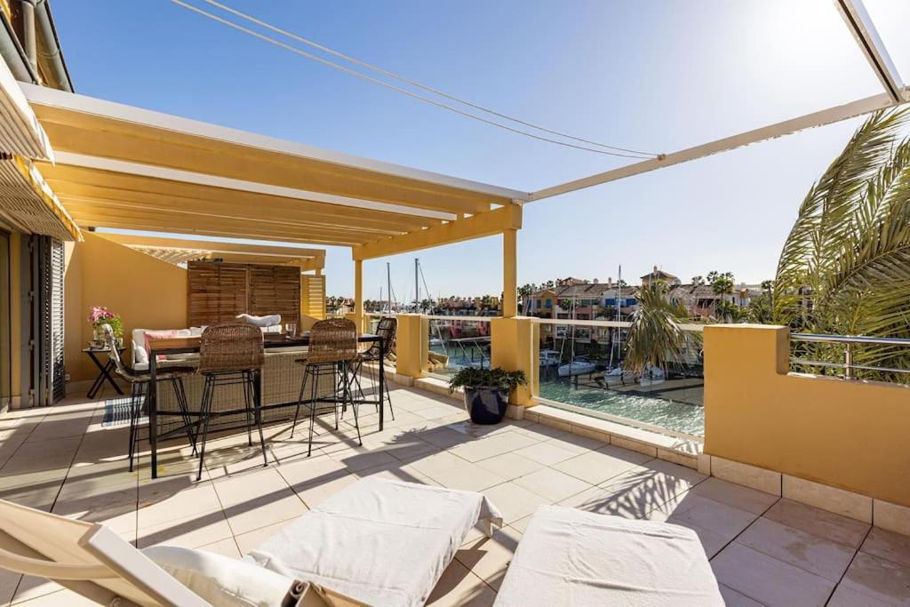 Beautiful penthouse overlooking marina channels