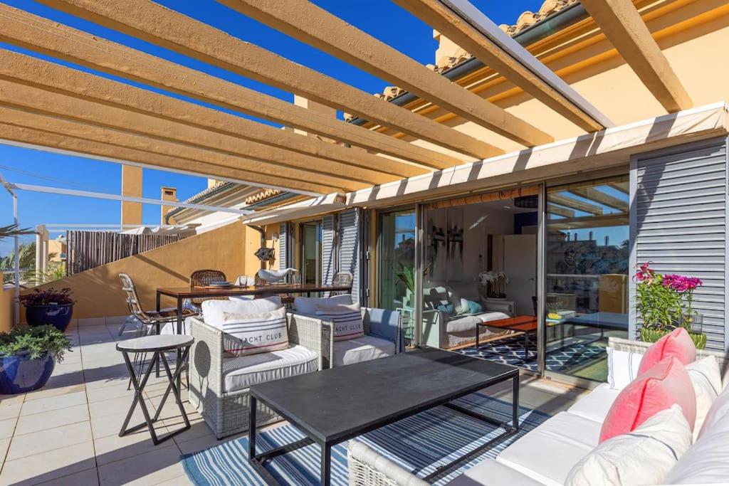 Beautiful penthouse overlooking marina channels