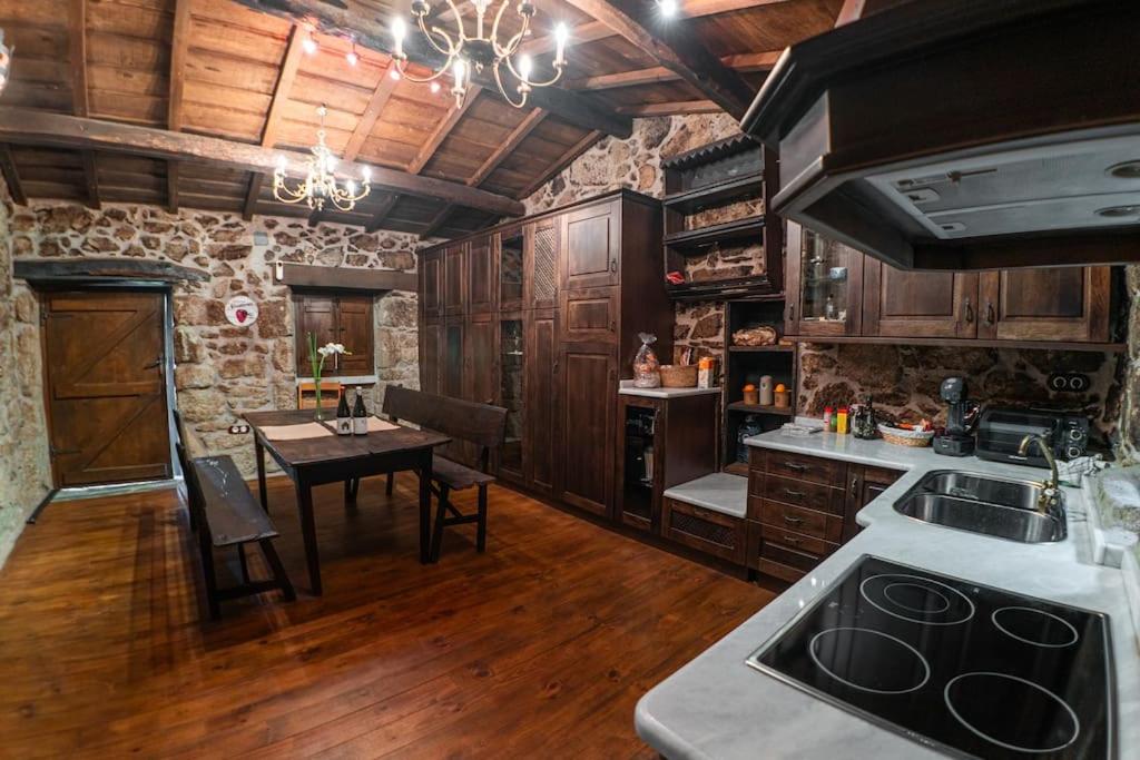 Os Queixeiros Rural House - Property Image 3