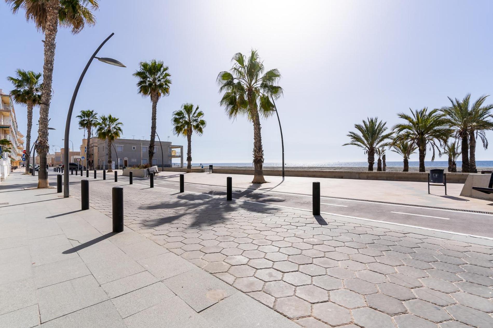 rentafive - Parking - Frente a la playa - Tamarit