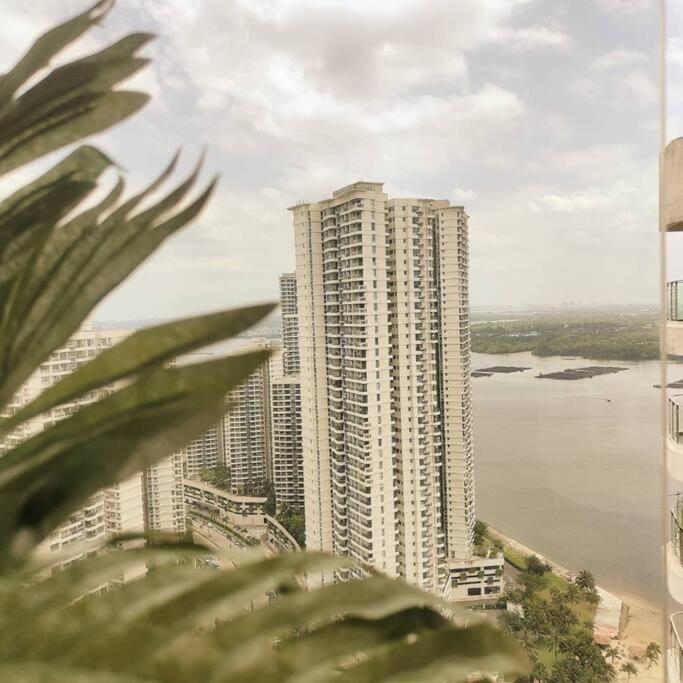 seaview beach4-13pax ksl CIQ midvalley johor bahru