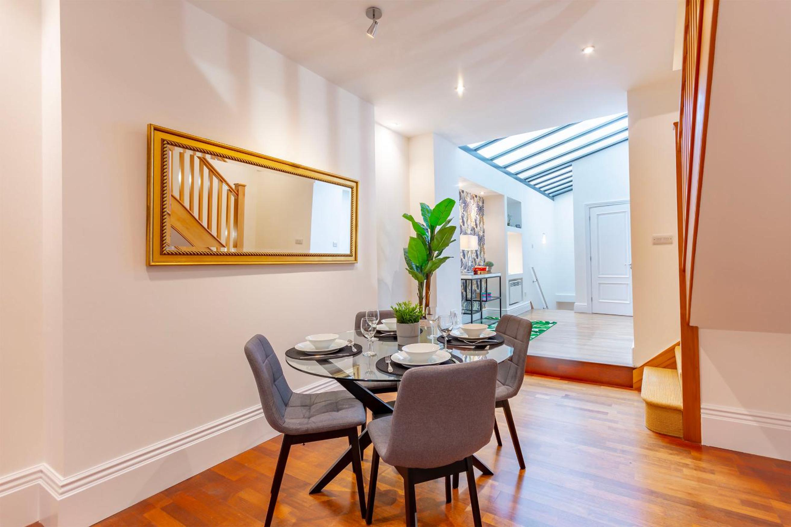 Luxury Spacious Flat For 4 Guests & Free Parking
