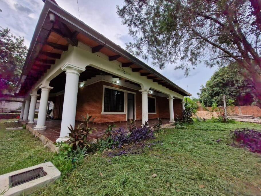 Casa familiar estilo colonial a metros del lago view 5