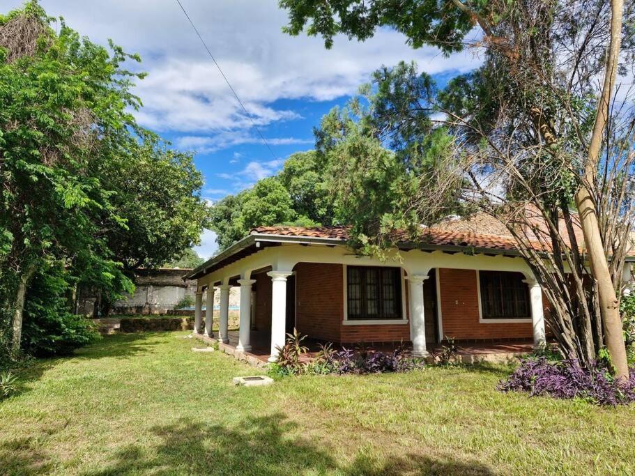 Casa familiar estilo colonial a metros del lago view 2