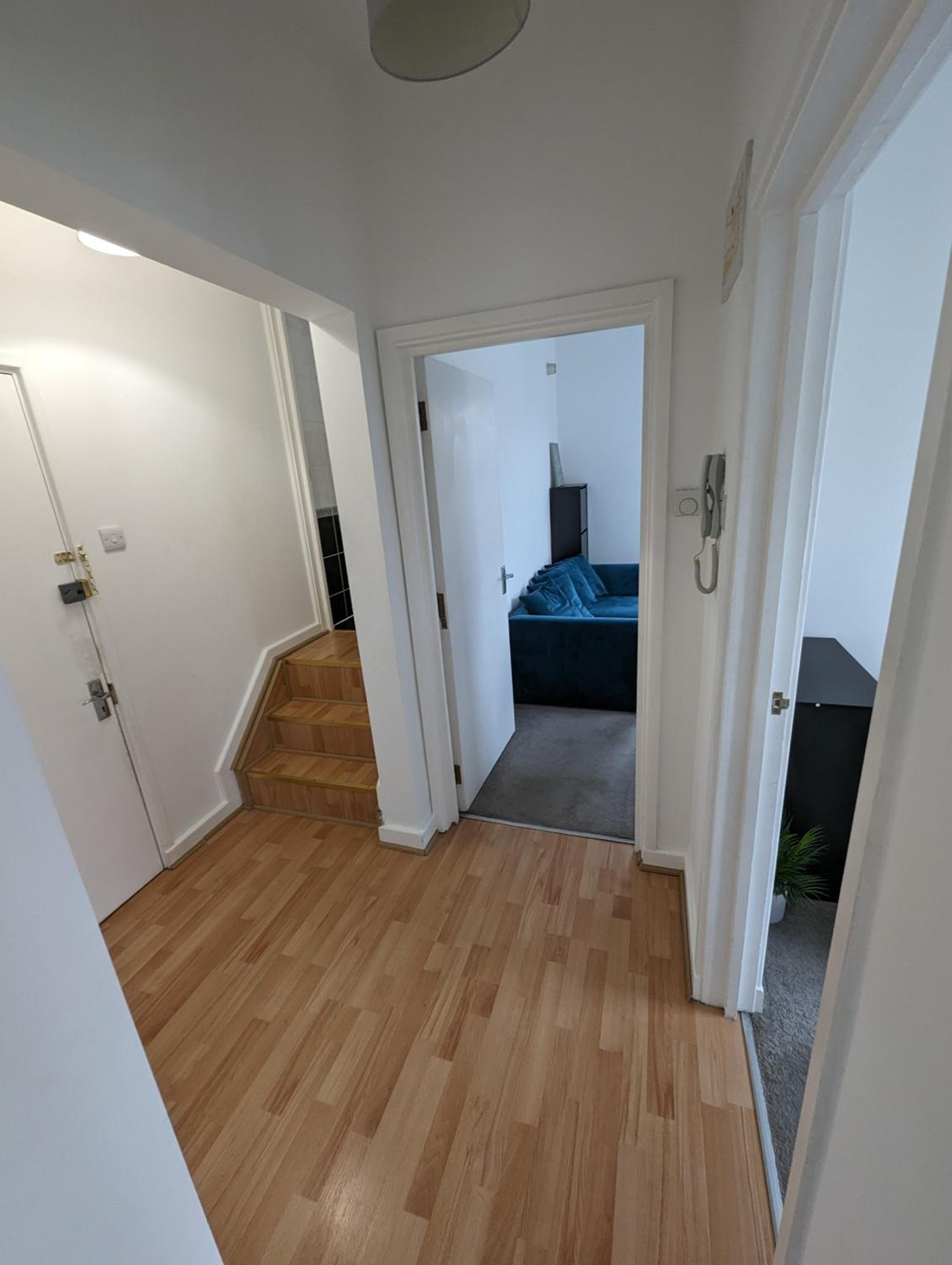 2 bedroom apartment in Gravesend 10 mins walk from train station with free parking view 4