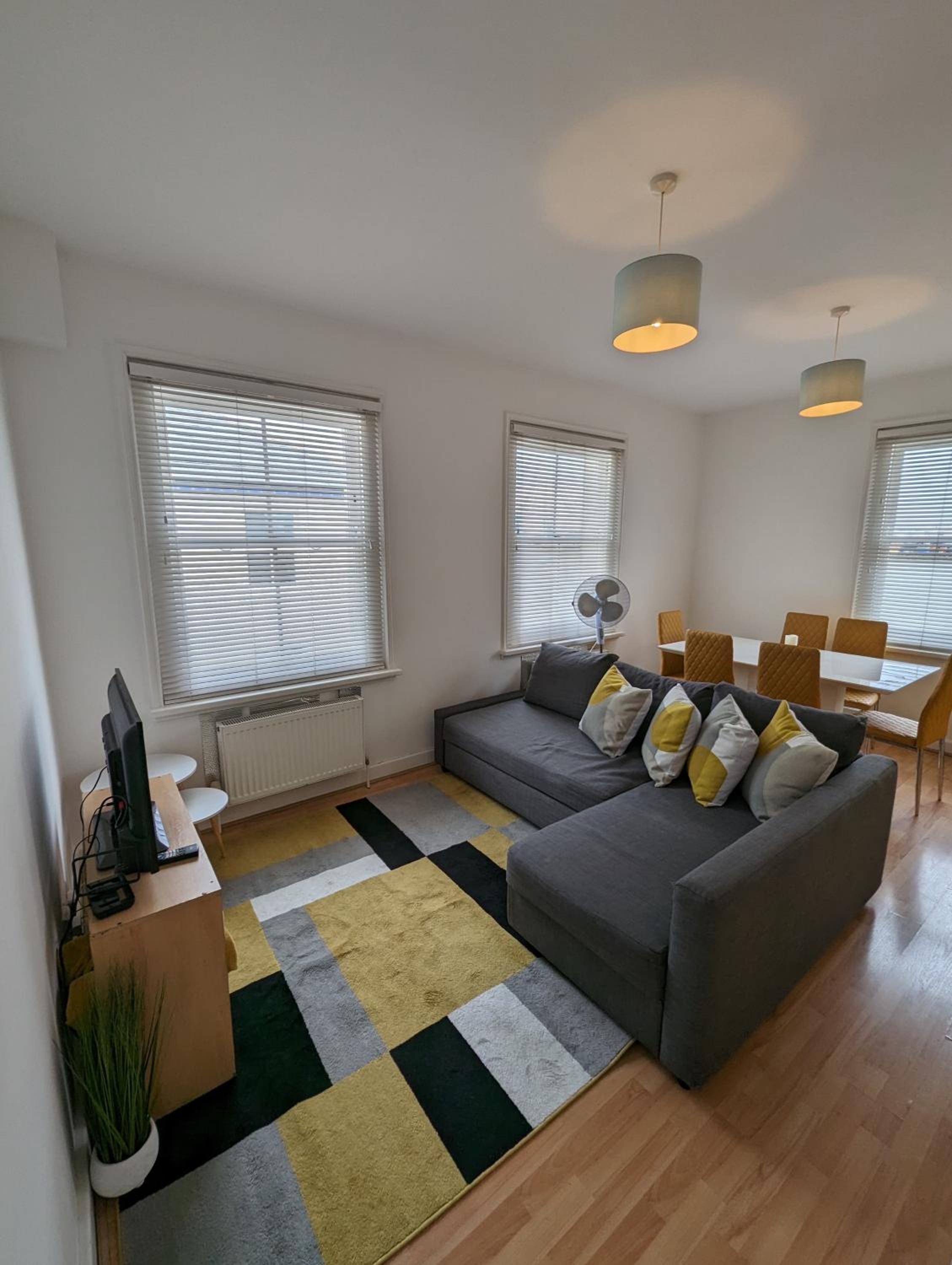 2 bedroom apartment in Gravesend 10 mins walk from train station with free parking view 2