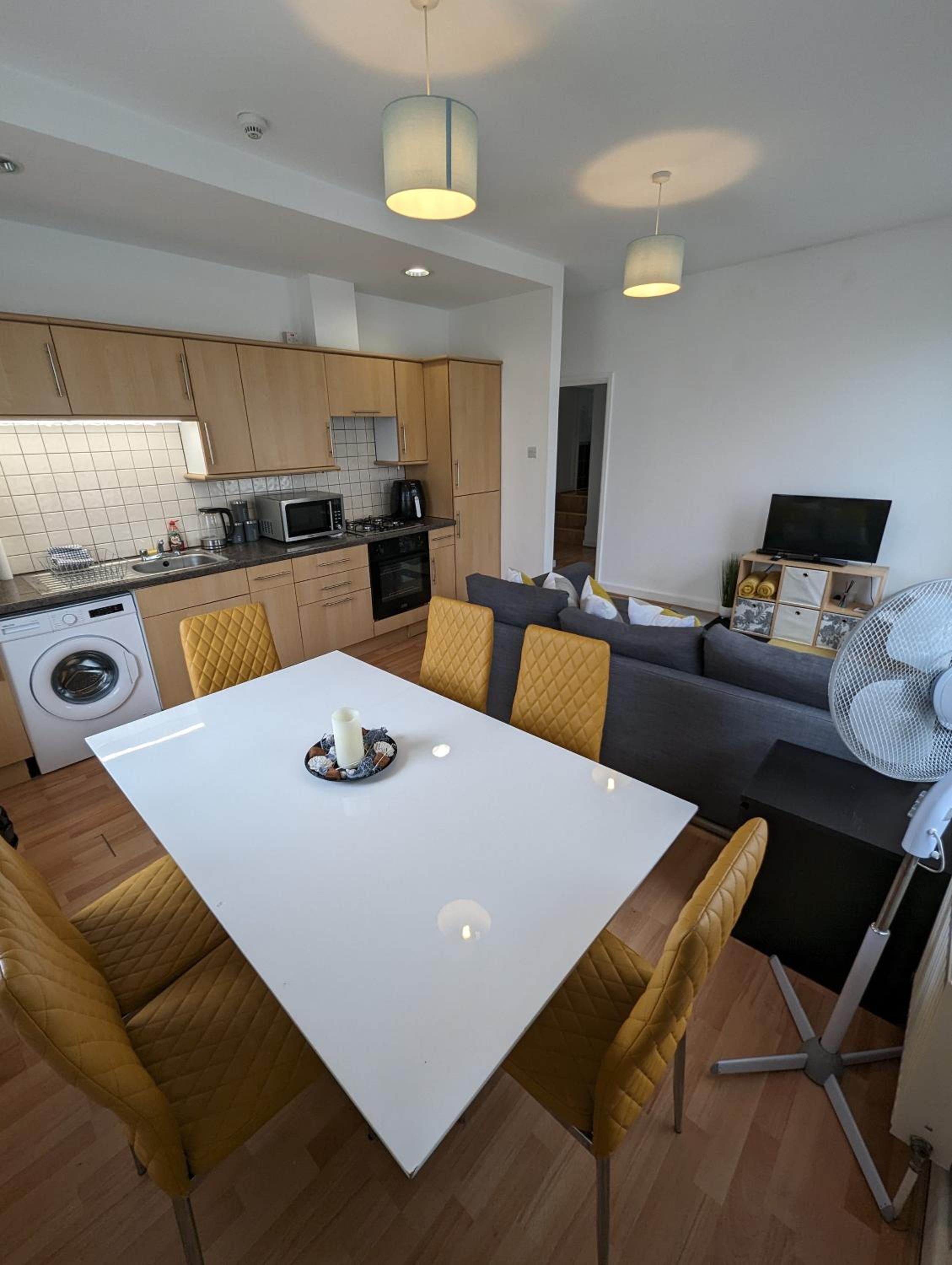2 bedroom apartment in Gravesend 10 mins walk from train station with free parking view 5