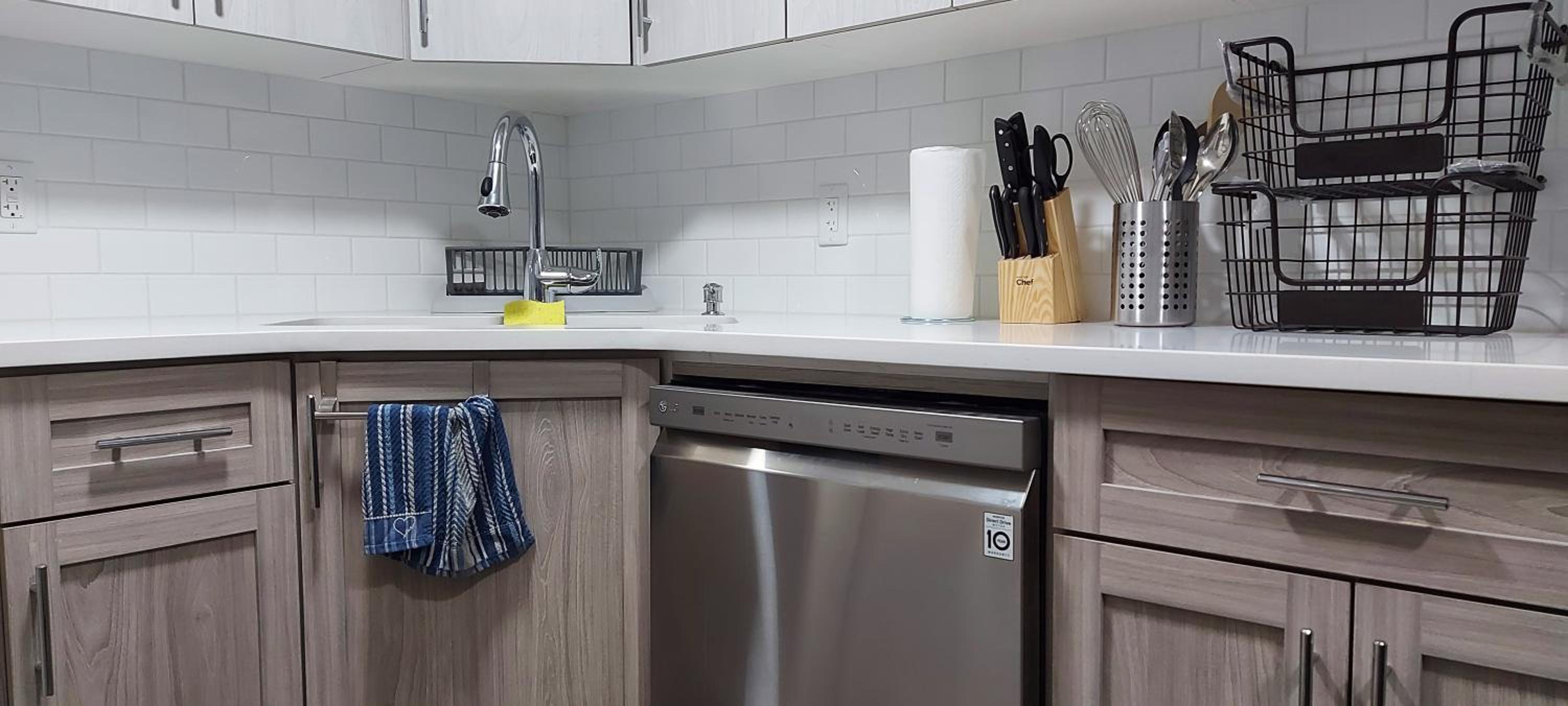 Cozy 2-Bedroom Basement Guest Suite with Private Entrance and Proximity to the Airport