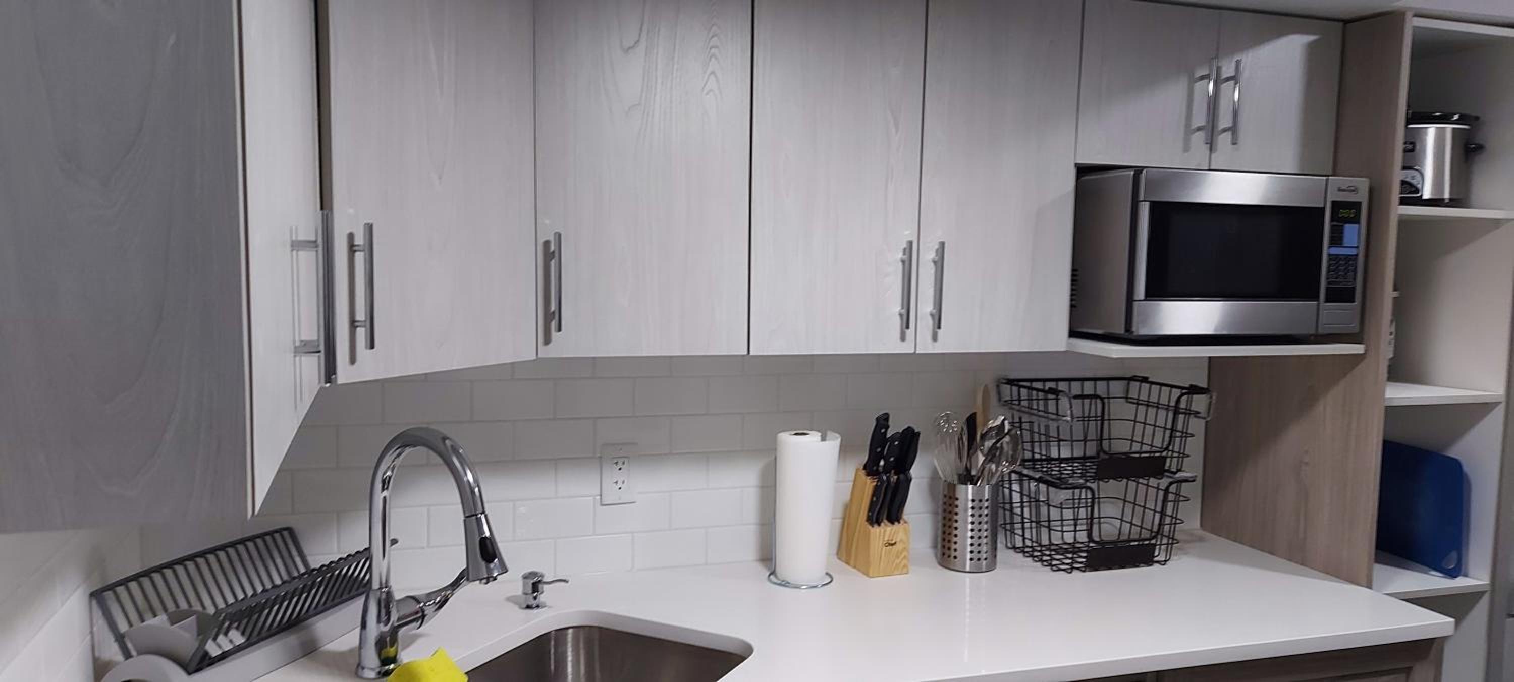 Cozy 2-Bedroom Basement Guest Suite with Private Entrance and Proximity to the Airport