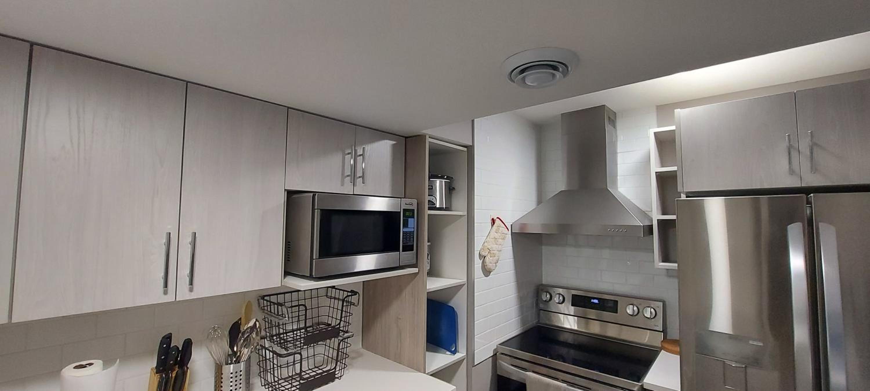Cozy 2-Bedroom Basement Guest Suite with Private Entrance and Proximity to the Airport