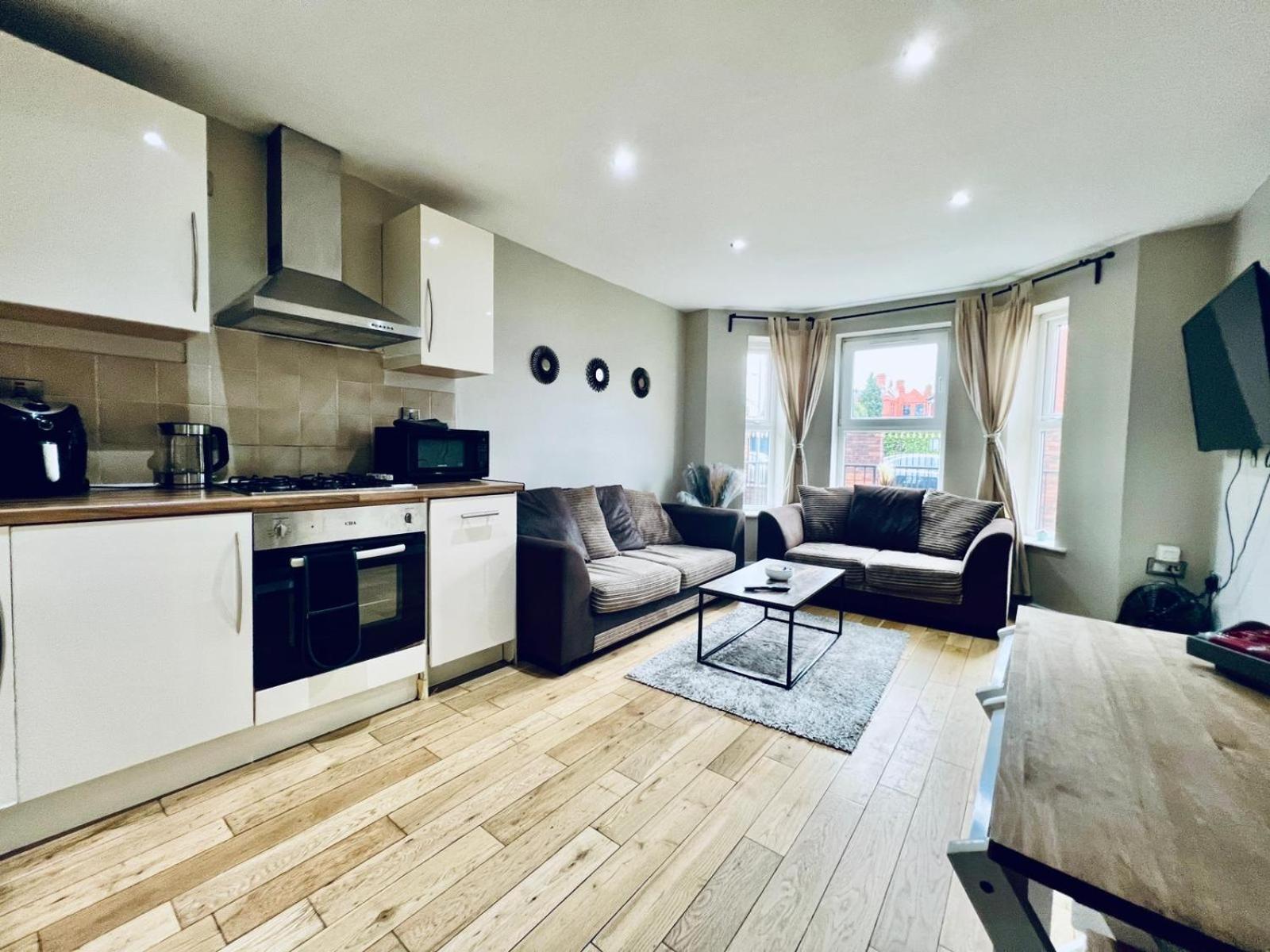 Lovely 4 bed (sleeps 8) apartment close to city view 2