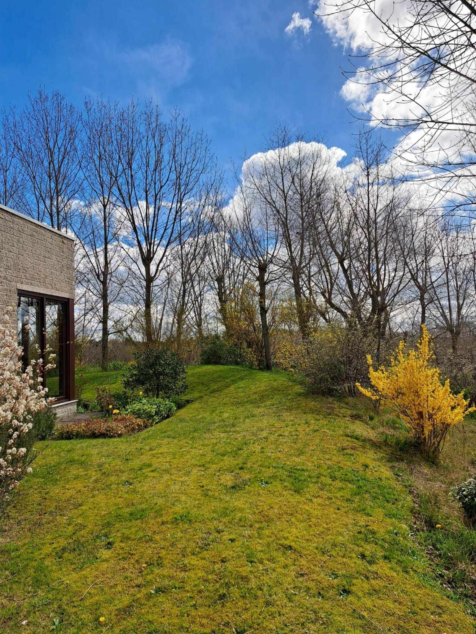 La Maison Fleurie - Sunny holiday home with large garden, parking, within walking distance of the sea