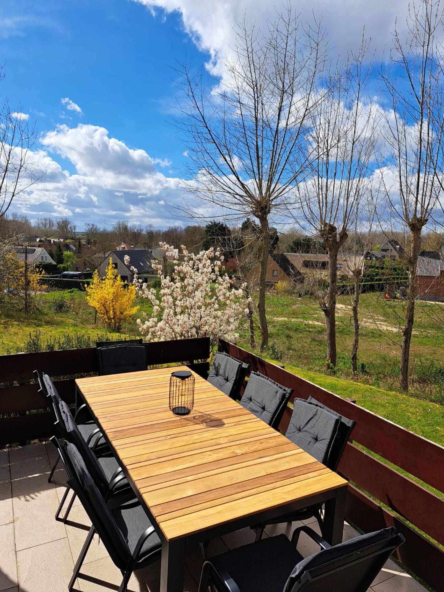 La Maison Fleurie - Sunny holiday home with large garden, parking, within walking distance of the sea