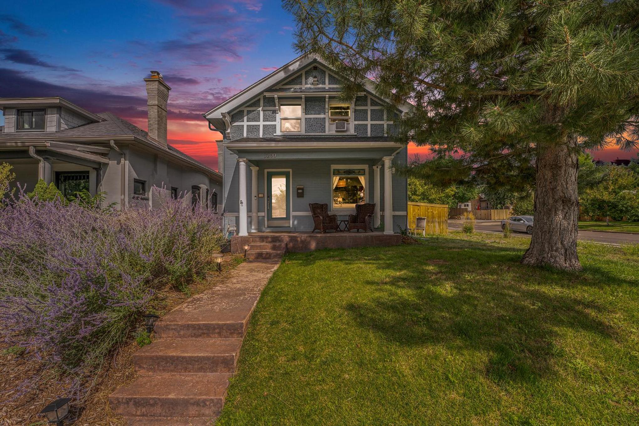 Denver Vacations - 5-bedroom Victorian Home Private Yard Sleeps 10 - Property Image 1