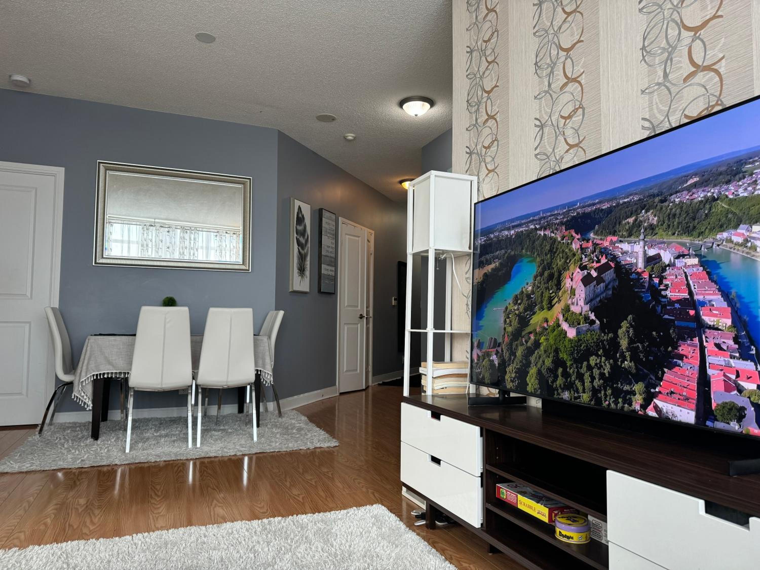 Lovely 1 bedroom Condo Downtown Mississauga Square One