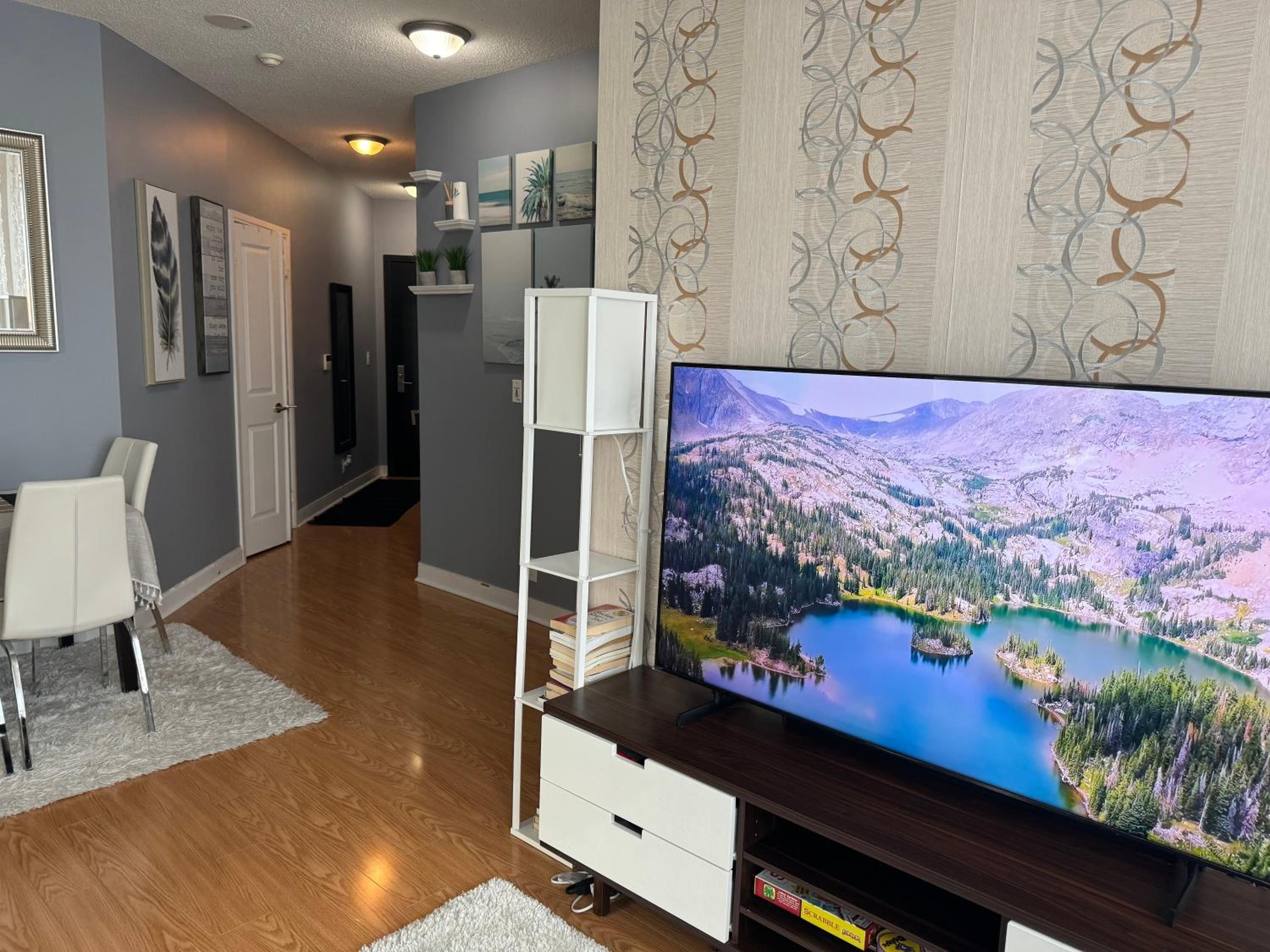 Lovely 1 bedroom Condo Downtown Mississauga Square One