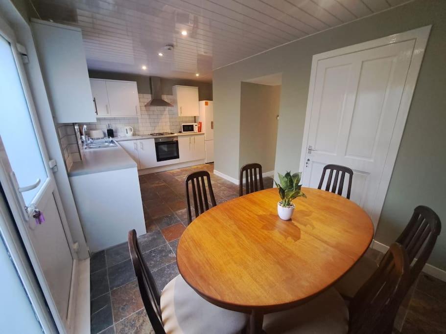3 bedroom sleeps 4 in Glenrothes view 2