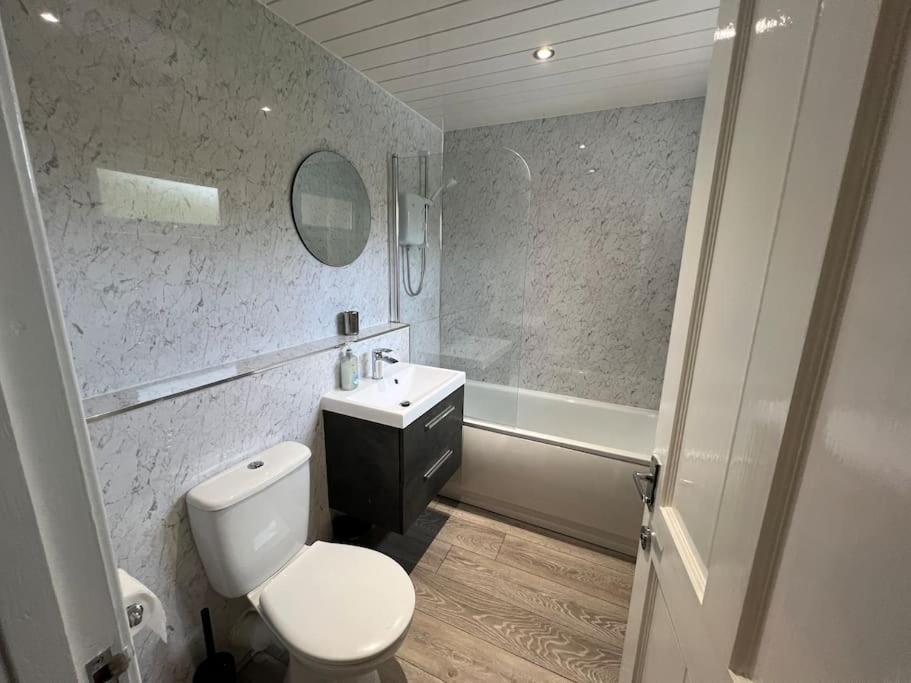 3 bedroom sleeps 4 in Glenrothes view 3