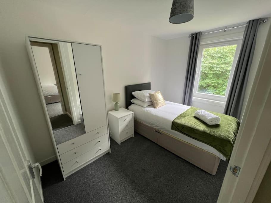 3 bedroom sleeps 4 in Glenrothes view 5