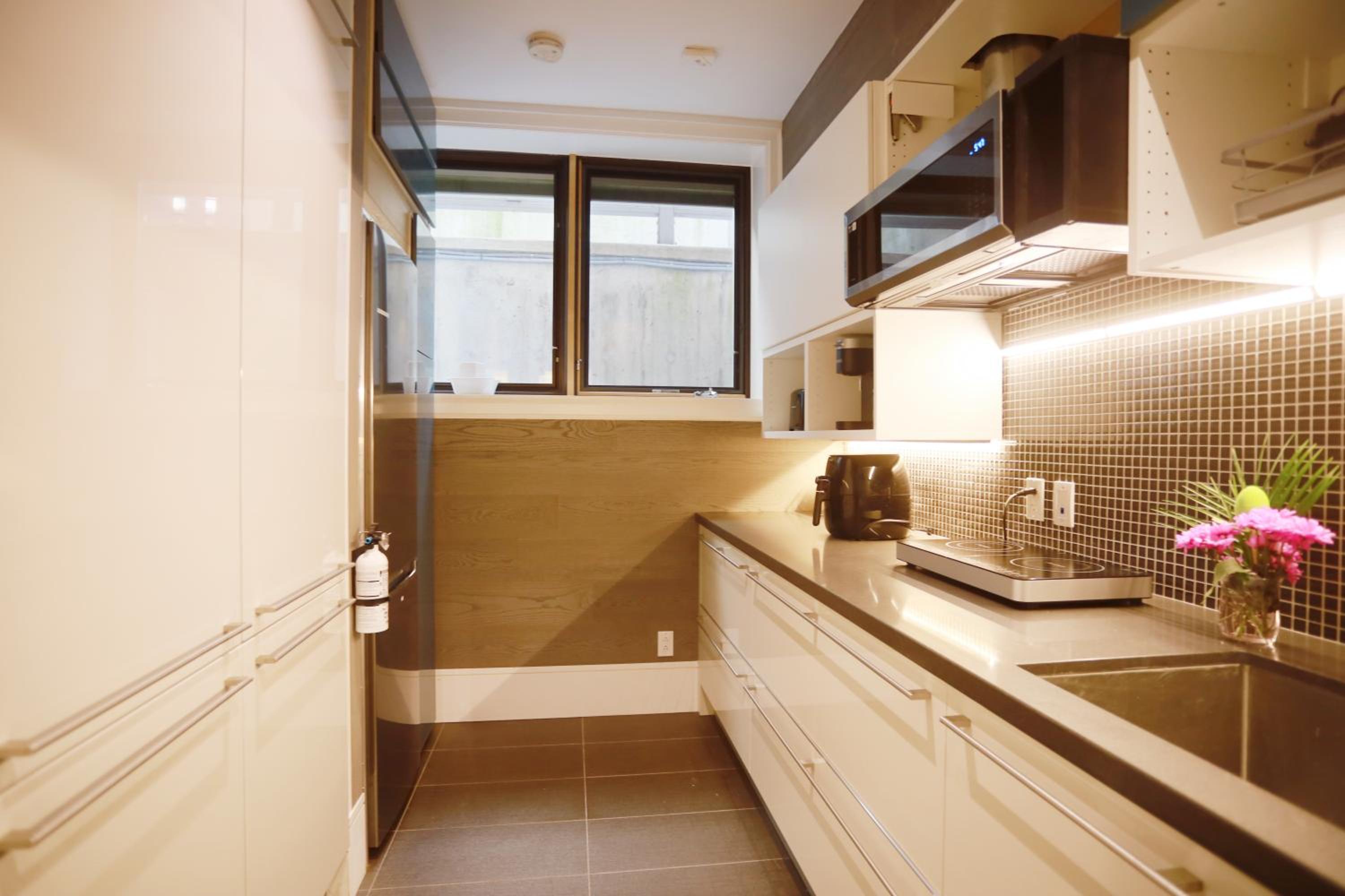 Modern 1 BedSuite in Kerrisdale, access UBC Downtown YVR