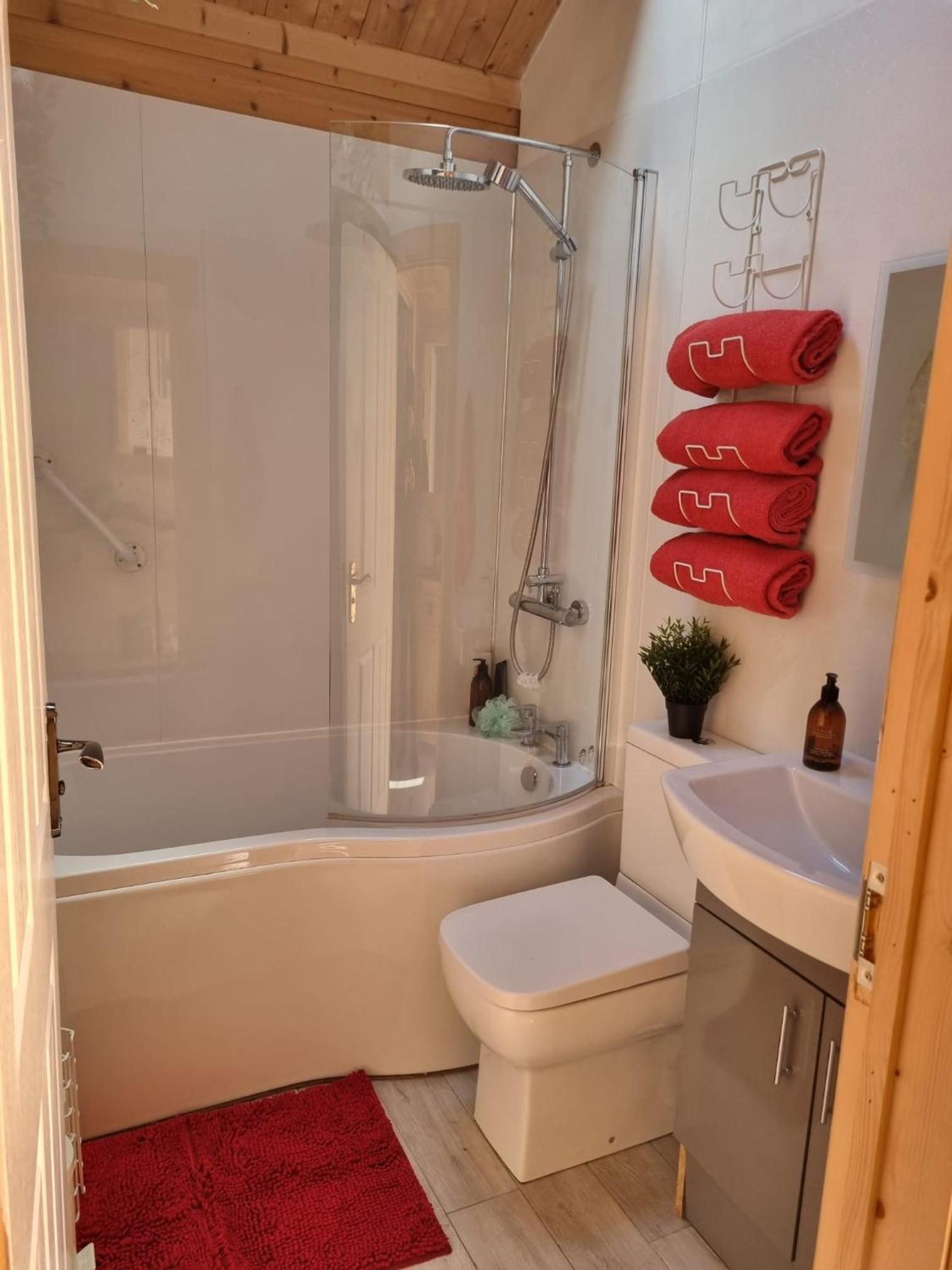 Spacious Cabin EVCharger and free Parking near Cambridge view 2