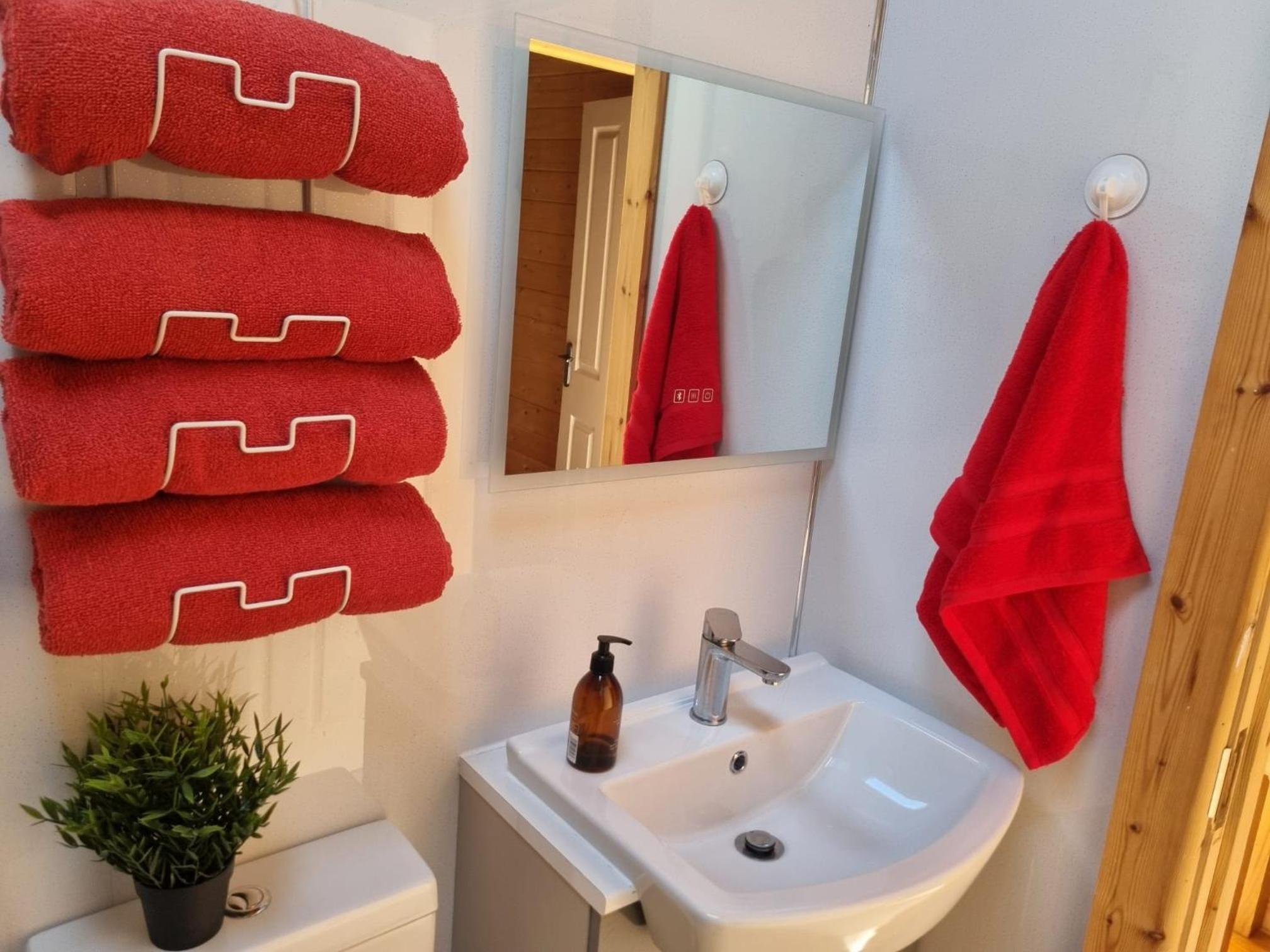 Spacious Cabin EVCharger and free Parking near Cambridge view 3
