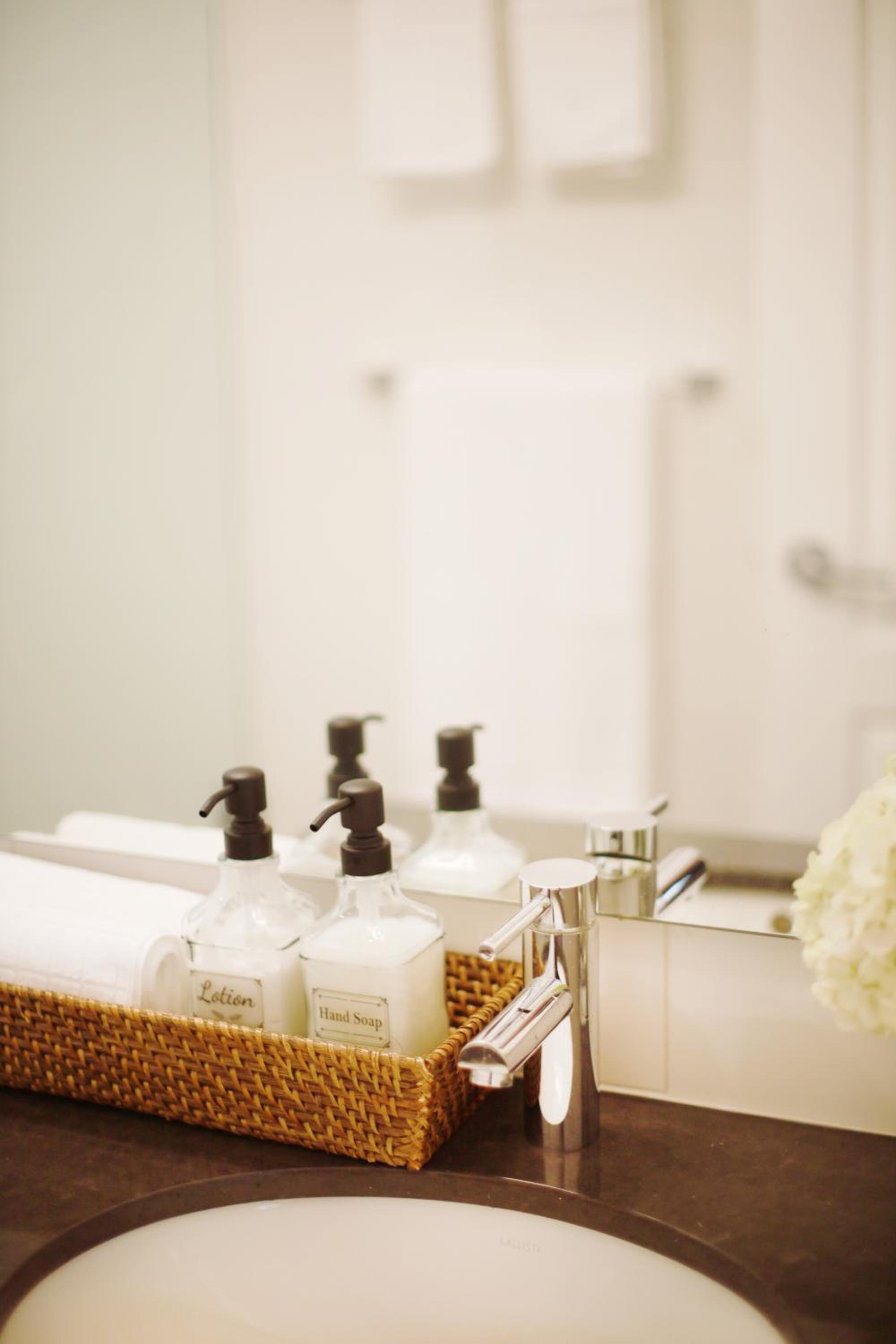 Modern 1 BedSuite in Kerrisdale, access UBC Downtown YVR