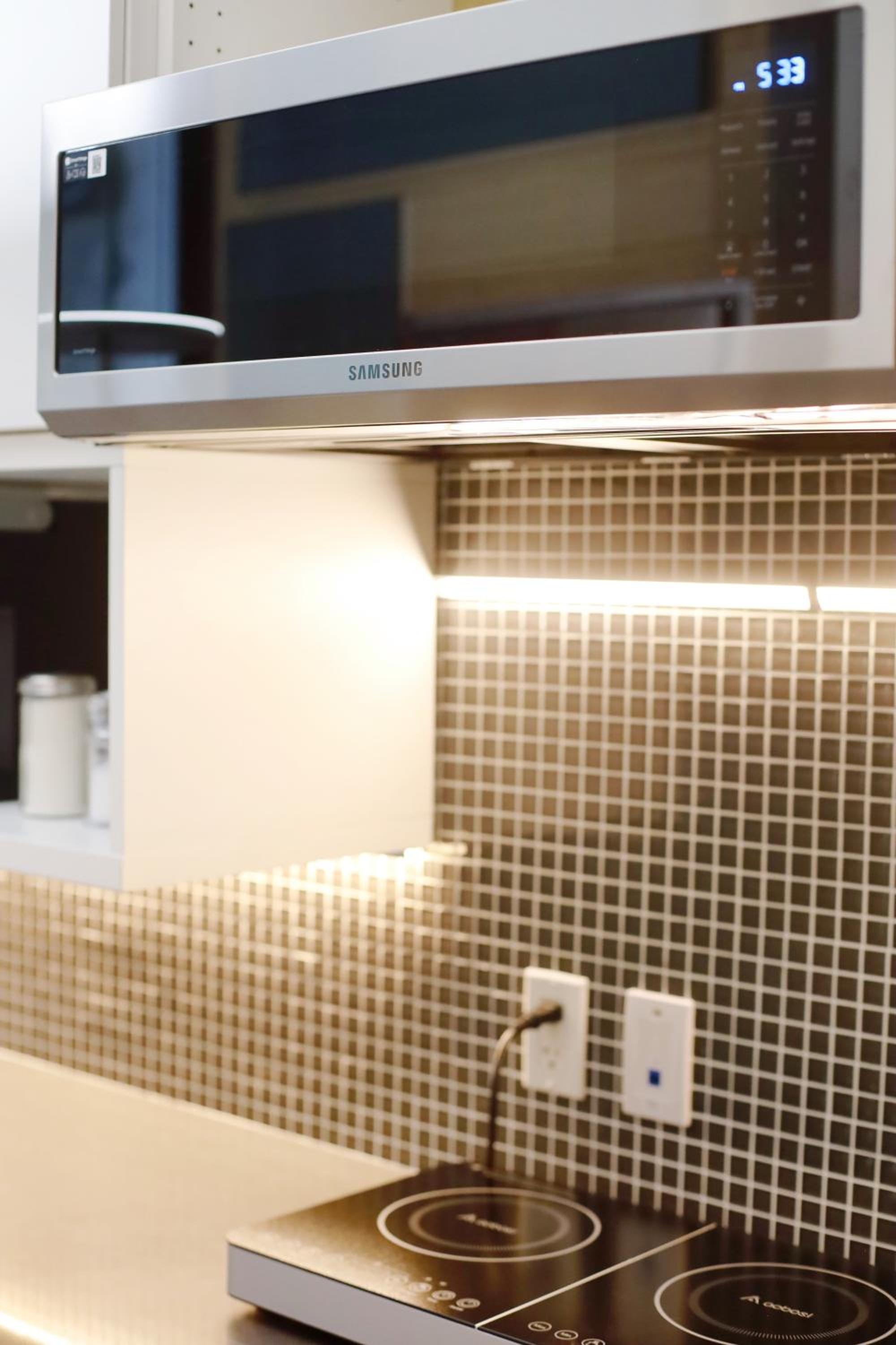 Modern 1 BedSuite in Kerrisdale, access UBC Downtown YVR