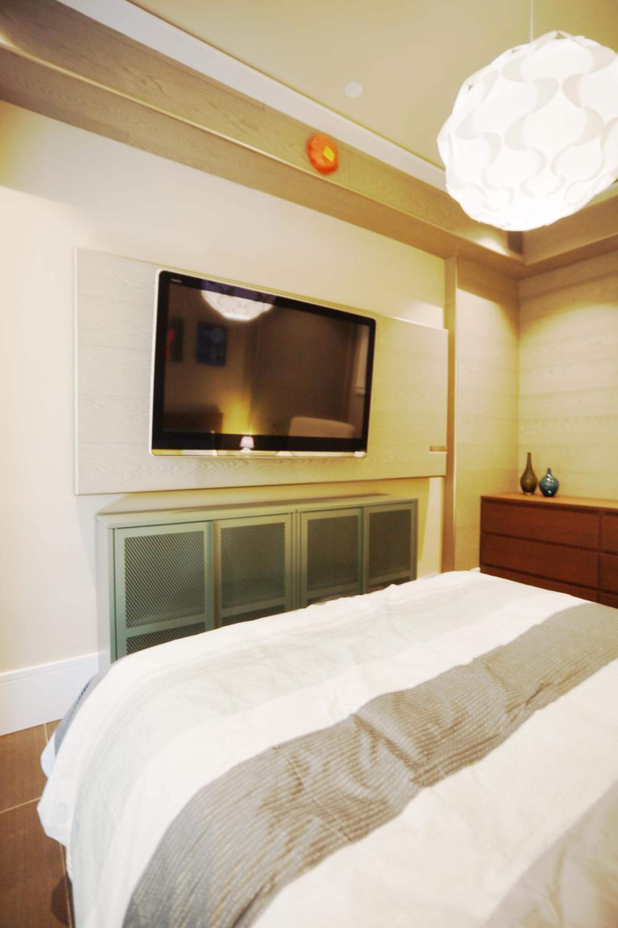 Modern 1 BedSuite in Kerrisdale, access UBC Downtown YVR