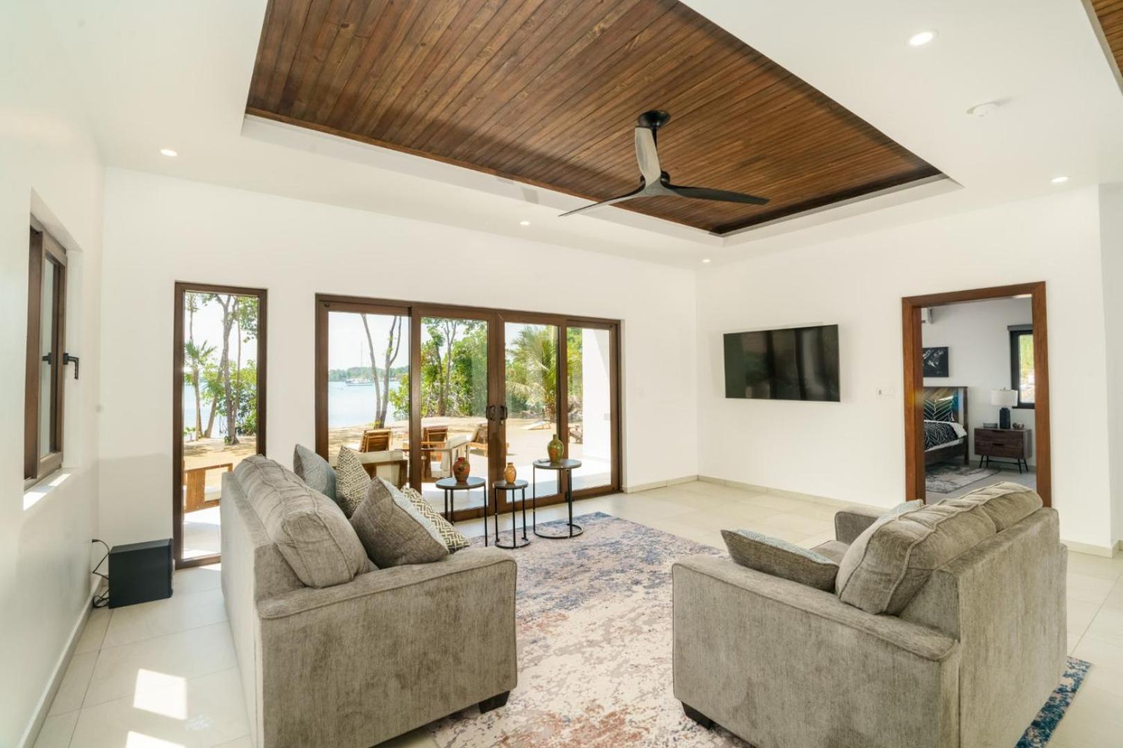Island Breeze Villa - 5 Bedroom Private Island Villa w Pool