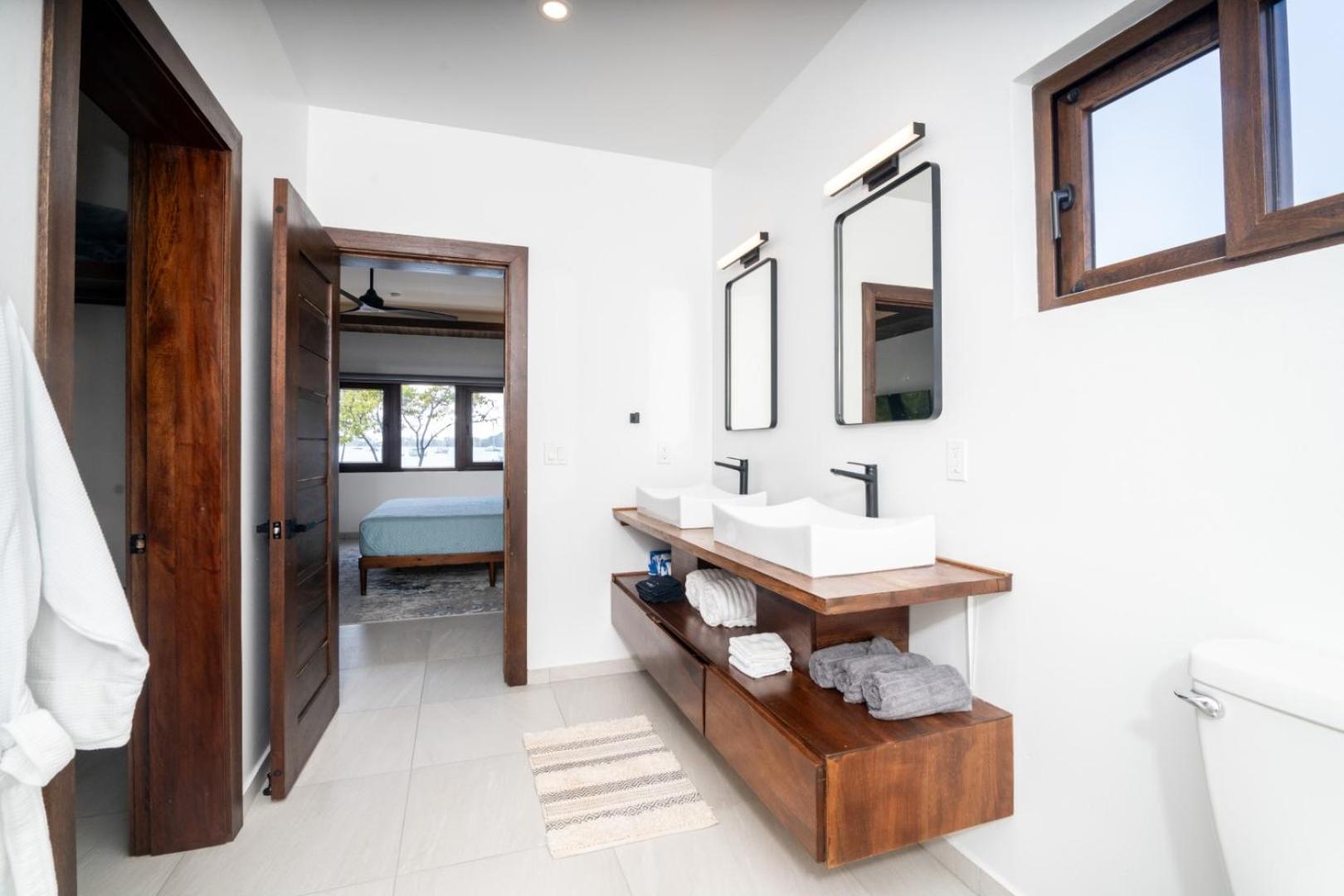 Island Breeze Villa - 5 Bedroom Private Island Villa w Pool