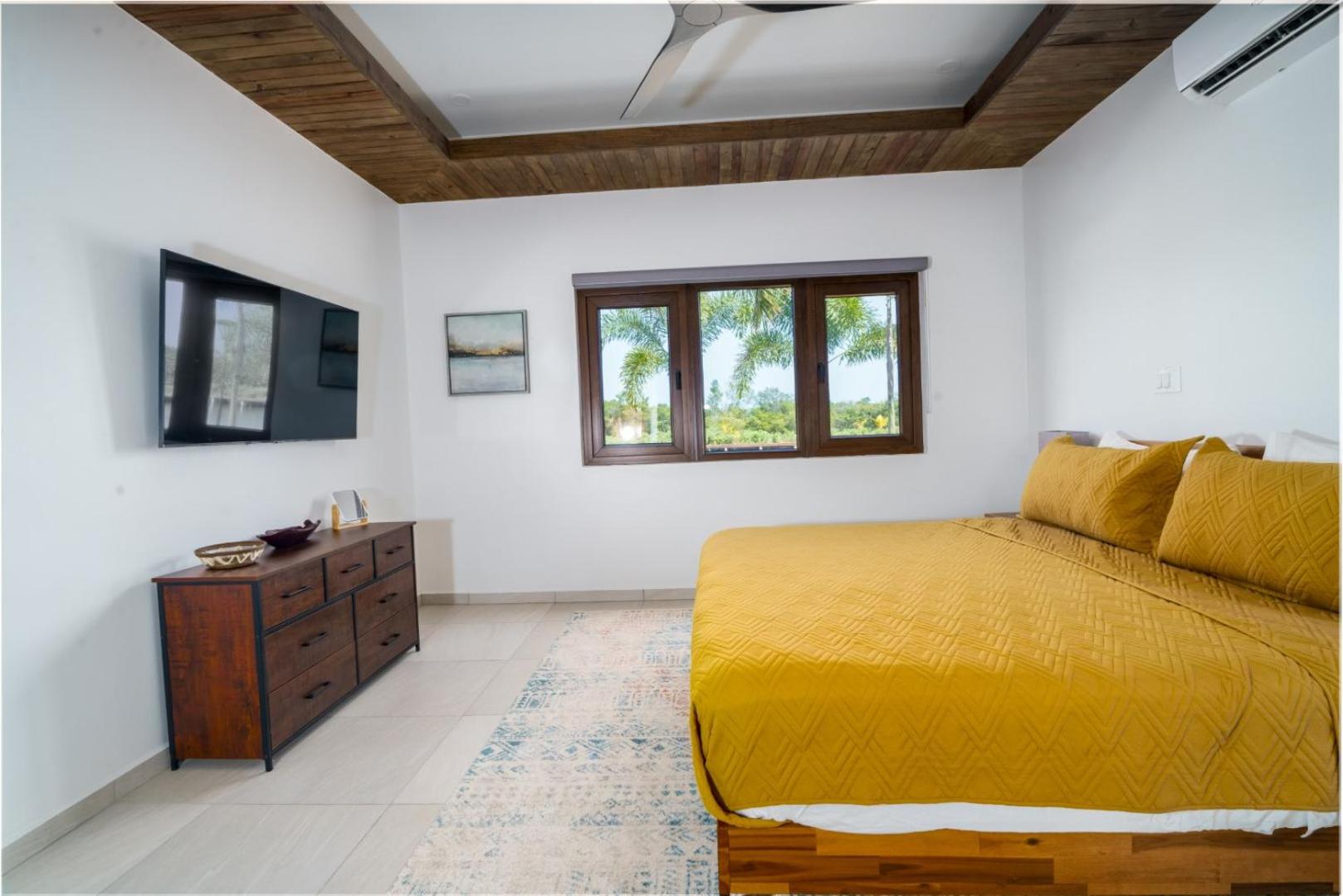 Island Breeze Villa - 5 Bedroom Private Island Villa w Pool