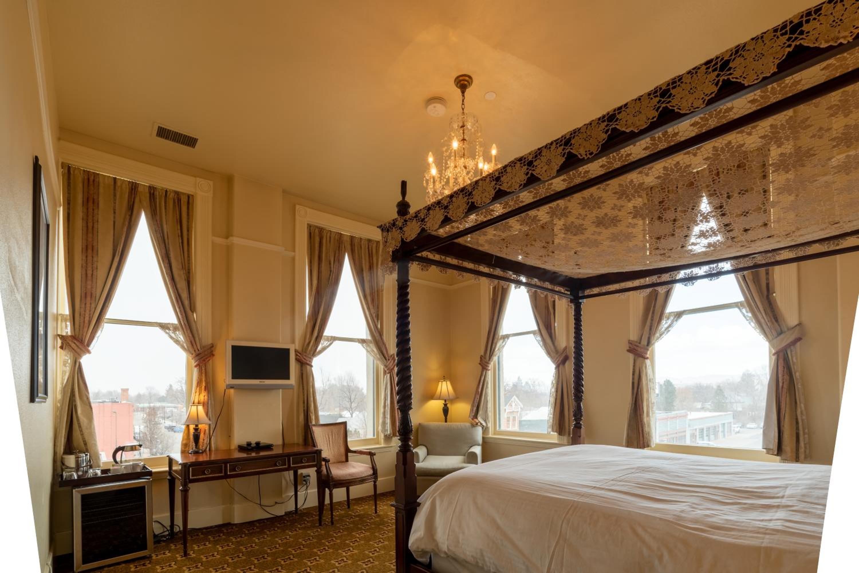 Baker City Vacations - Geiser Grand Hotel - Property Image 18