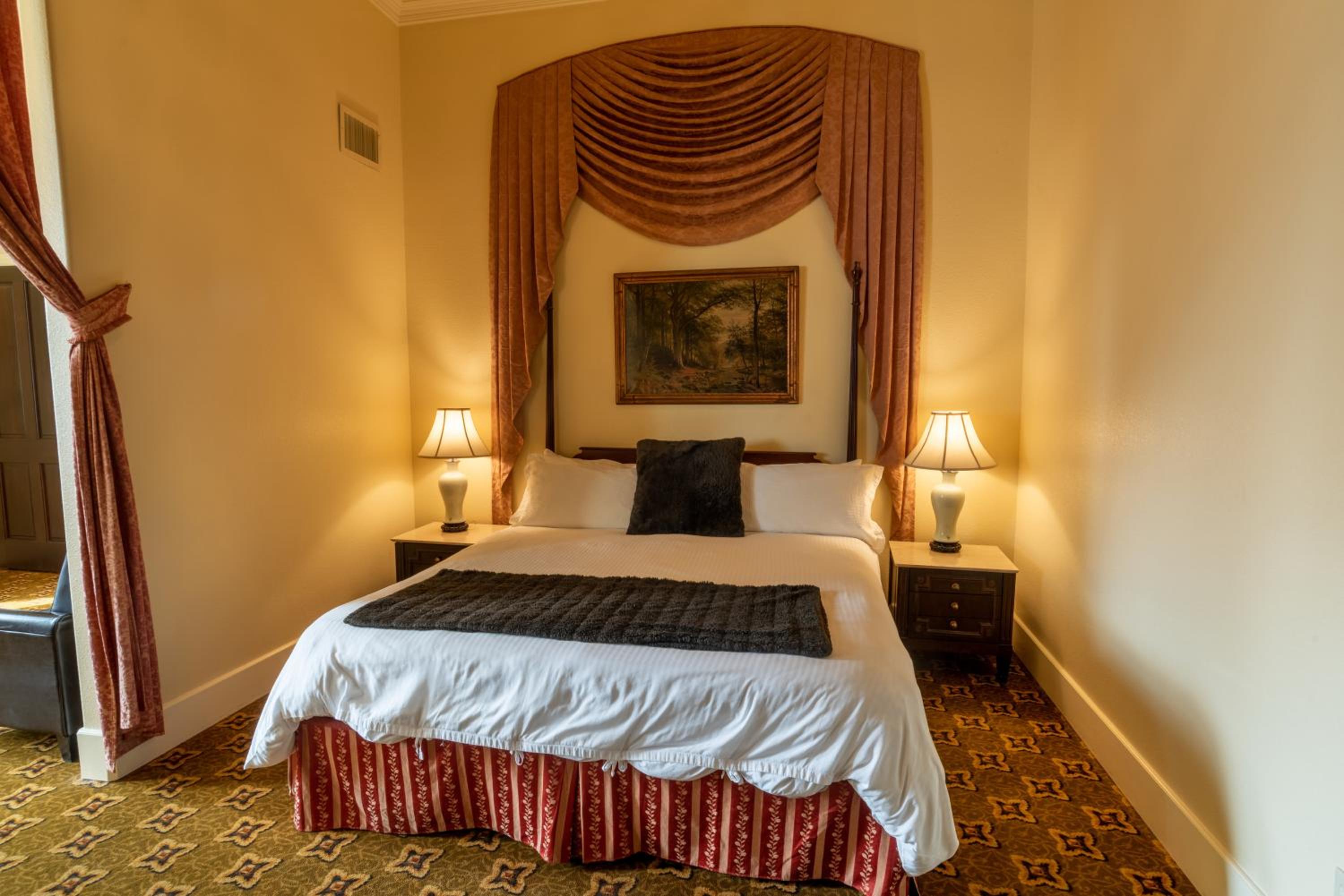 Baker City Vacations - Geiser Grand Hotel - Property Image 9