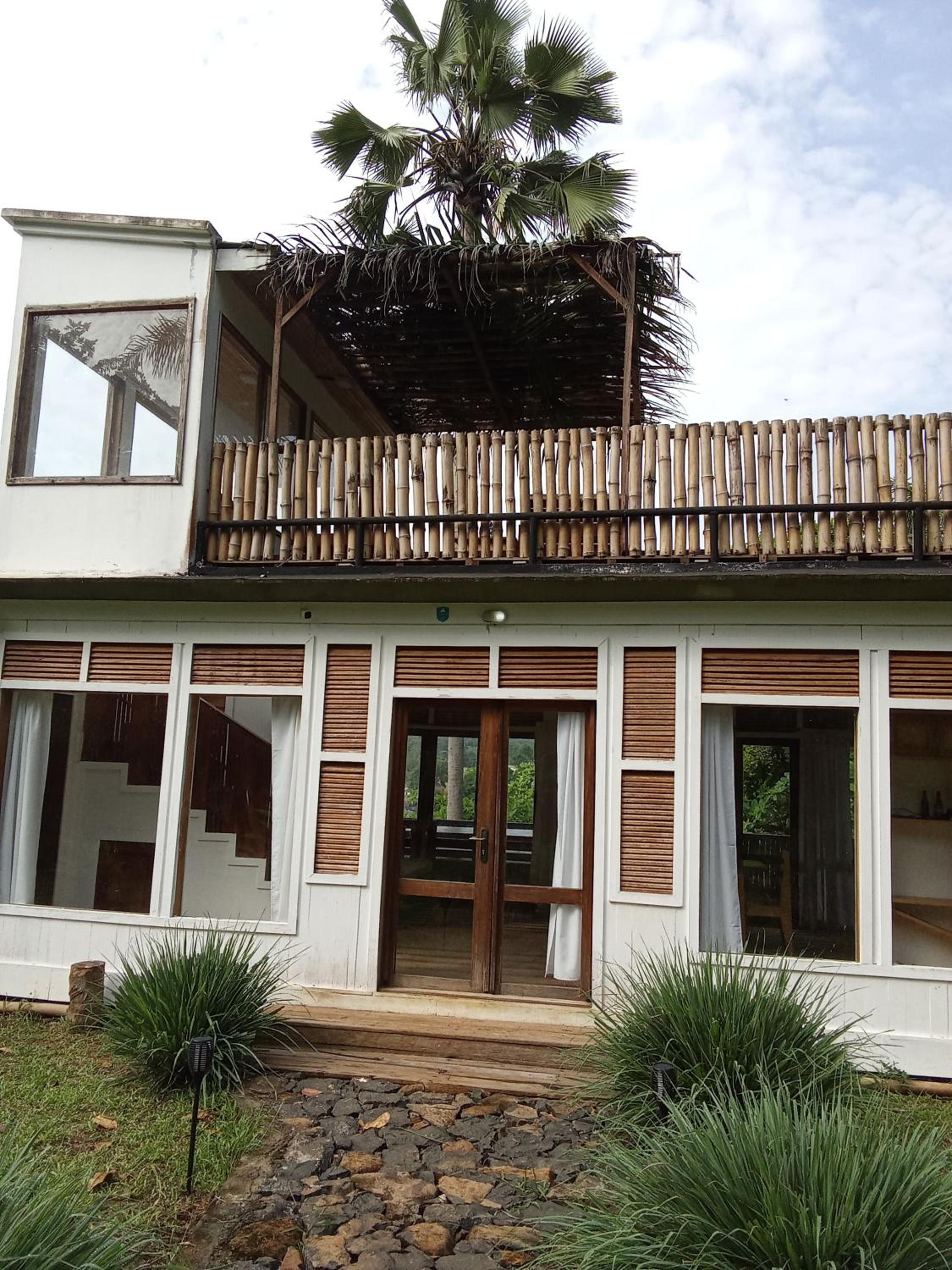 Infinity-house simplicity and luxury in an eco environment view 4
