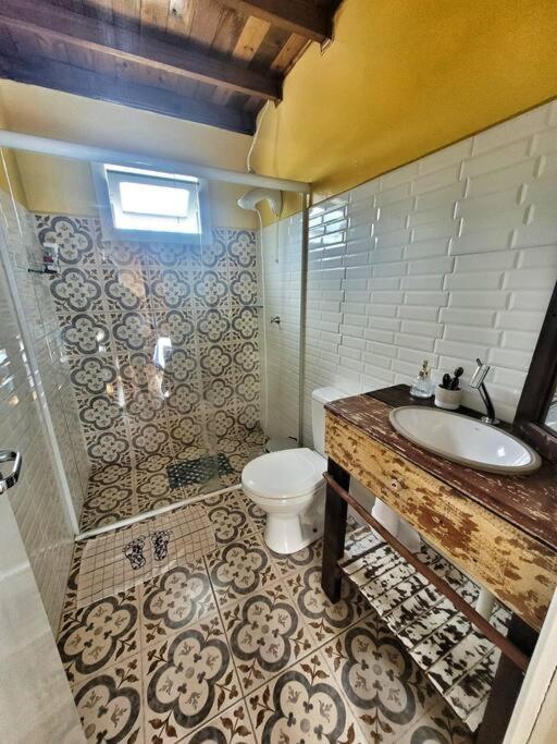 Casa de frente para Lagoa de Ibiraquera com piscina e banheira