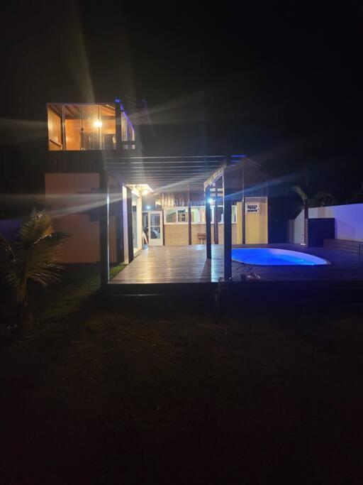 Casa de frente para Lagoa de Ibiraquera com piscina e banheira