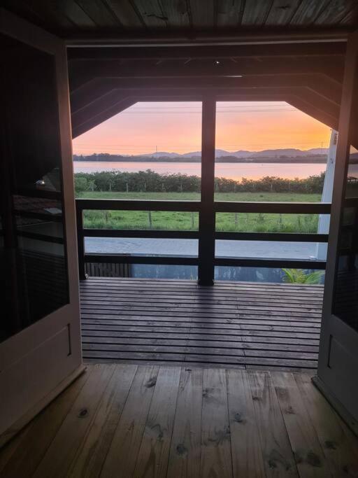 Casa de frente para Lagoa de Ibiraquera com piscina e banheira