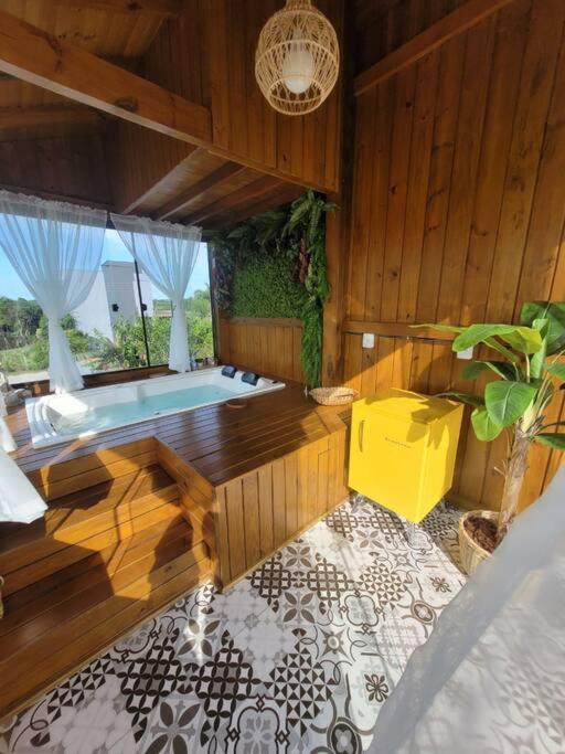 Casa de frente para Lagoa de Ibiraquera com piscina e banheira