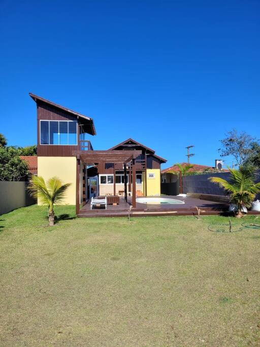 Casa de frente para Lagoa de Ibiraquera com piscina e banheira