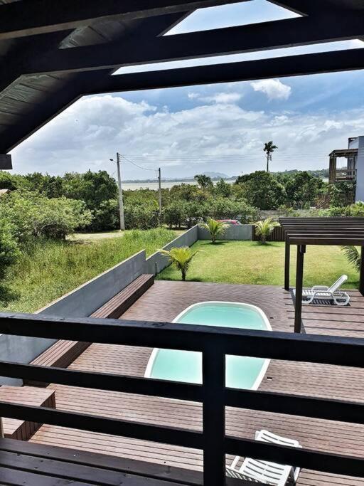 Casa de frente para Lagoa de Ibiraquera com piscina e banheira