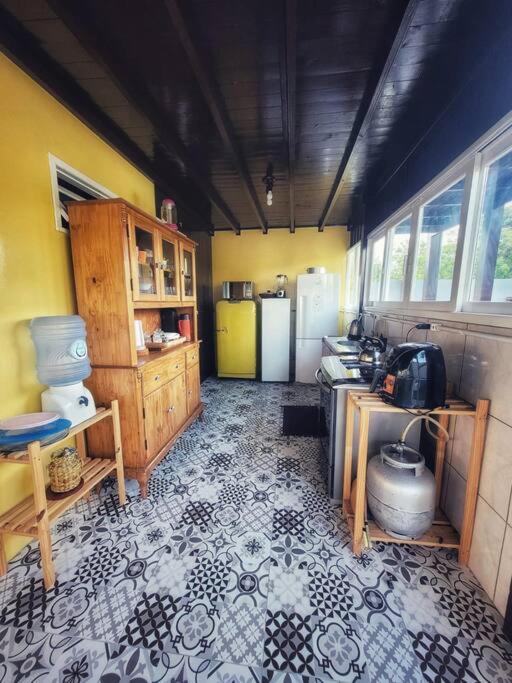 Casa de frente para Lagoa de Ibiraquera com piscina e banheira