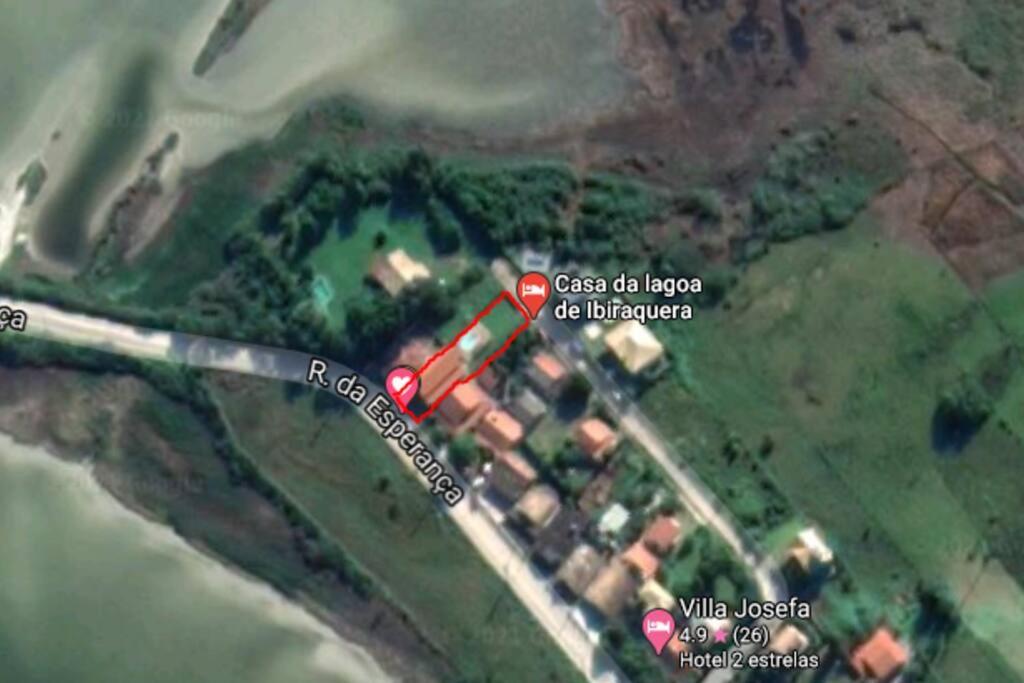 Casa de frente para Lagoa de Ibiraquera com piscina e banheira