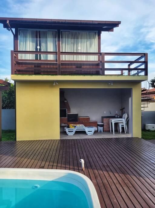 Casa de frente para Lagoa de Ibiraquera com piscina e banheira