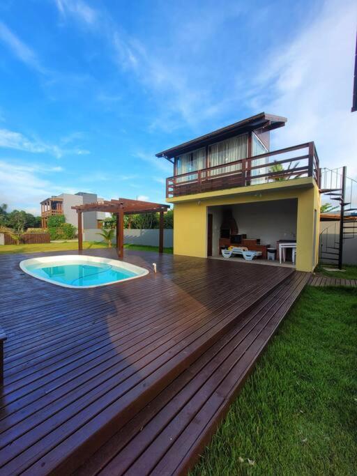 Casa de frente para Lagoa de Ibiraquera com piscina e banheira
