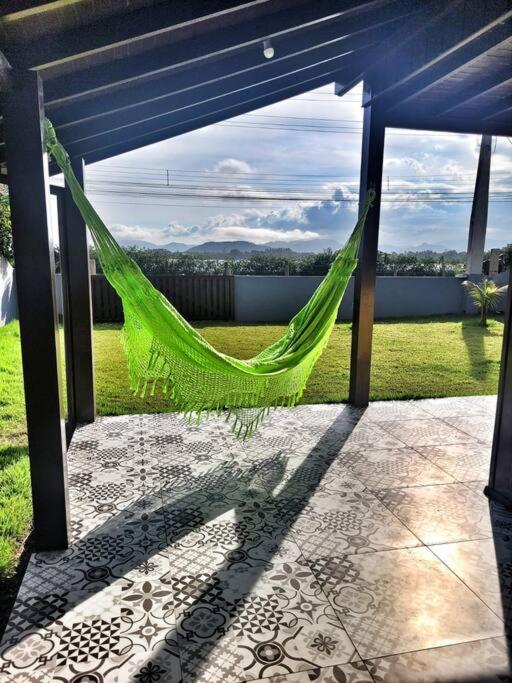 Casa de frente para Lagoa de Ibiraquera com piscina e banheira